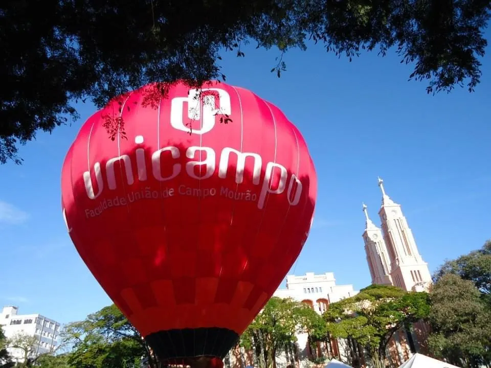 Balão com marca de cliente inflado em praça